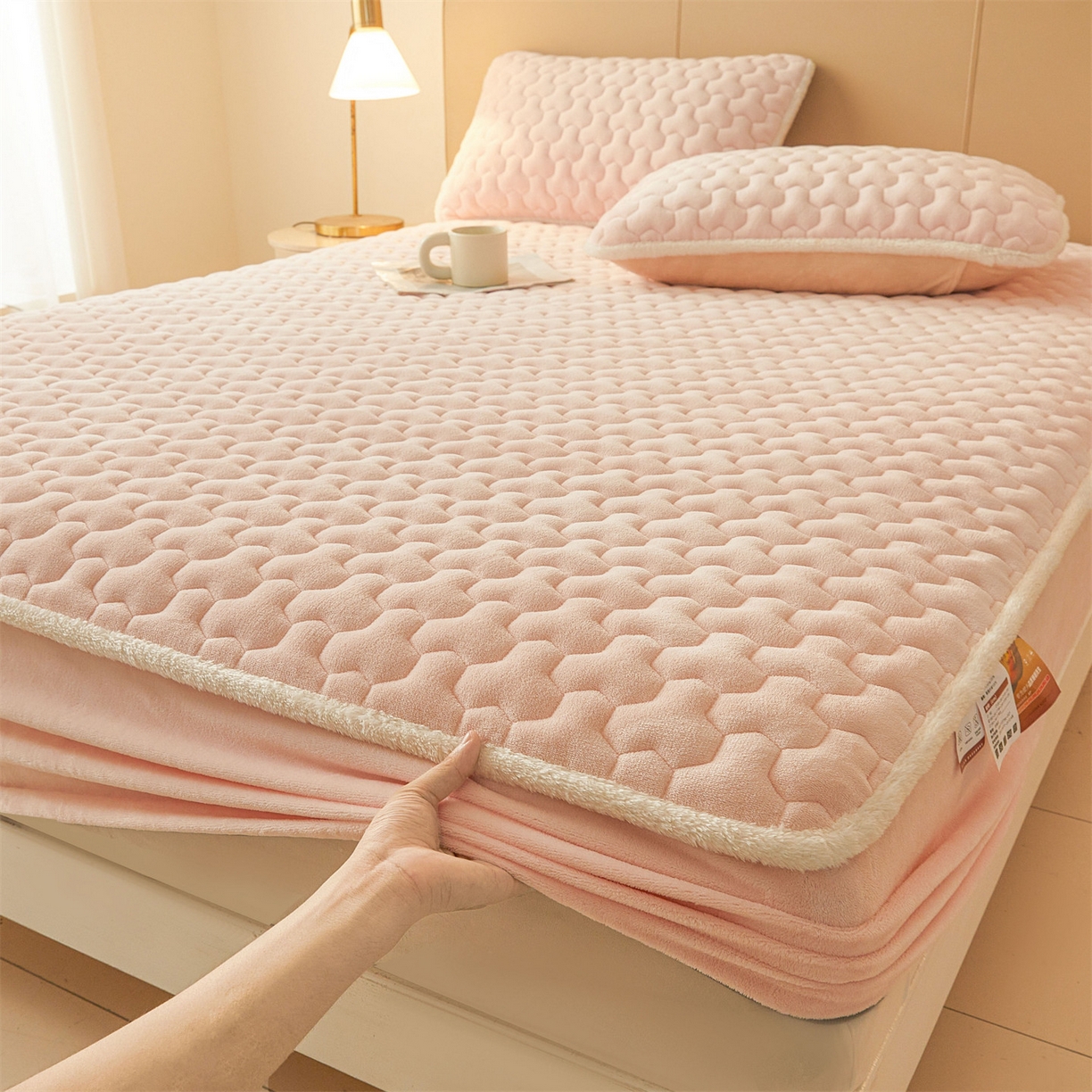 91家纺网 家纺一手货源 找家纺 雯豆家纺 2025冬季新款纯色素色牛奶绒夹棉床笠三件套保暖席梦思保护套牛奶绒夹棉床笠-玉颜粉