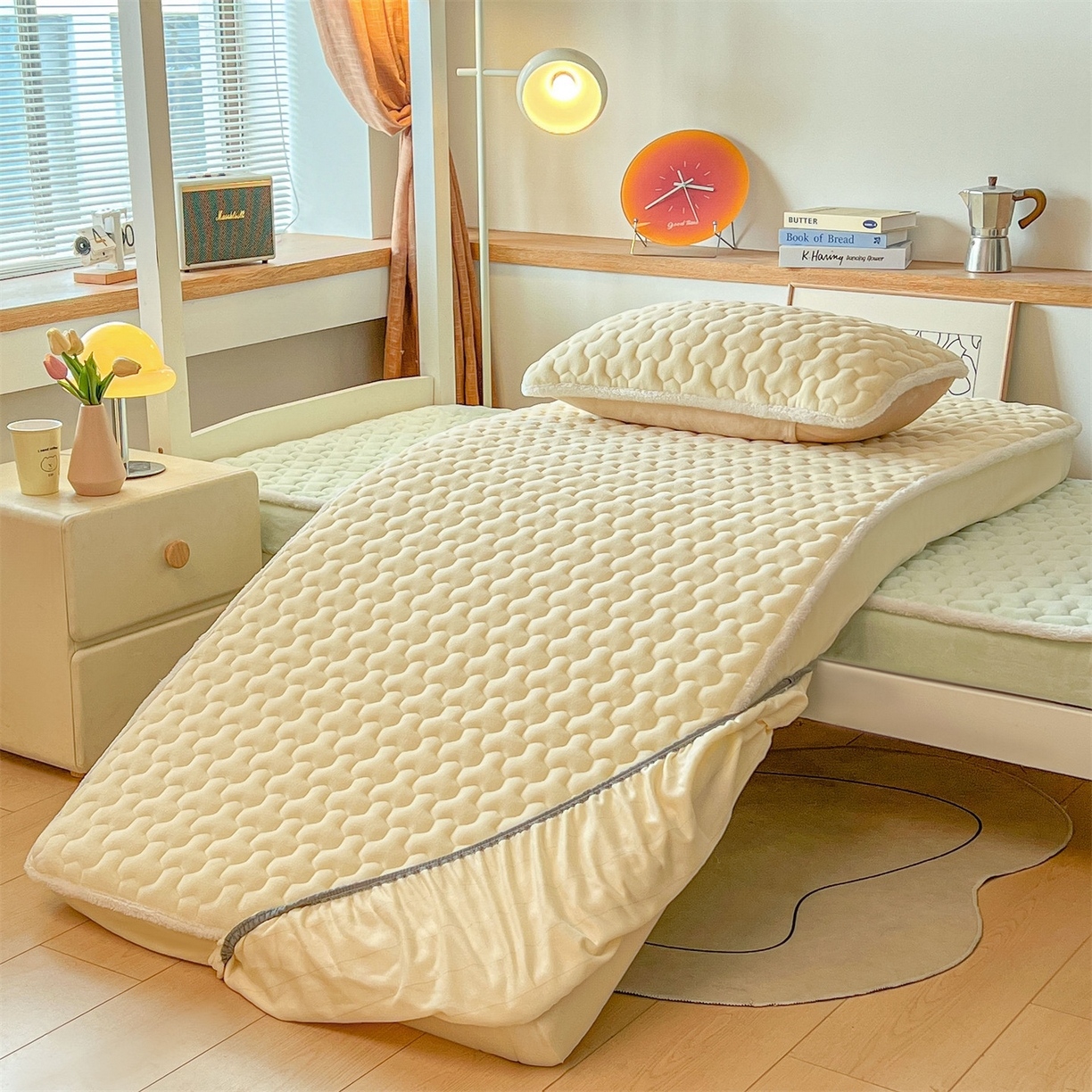 91家纺网 家纺一手货源 找家纺 雯豆 2025冬季新品牛奶绒夹棉床笠大学生床垫保护套纯色素色床罩牛奶绒夹棉床笠-点黄