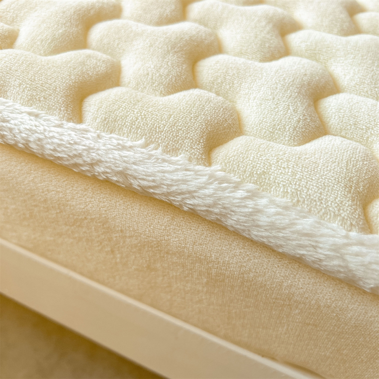 91家纺网 家纺一手货源 找家纺 雯豆 2025冬季新品牛奶绒夹棉床笠大学生床垫保护套纯色素色床罩牛奶绒夹棉床笠-点黄