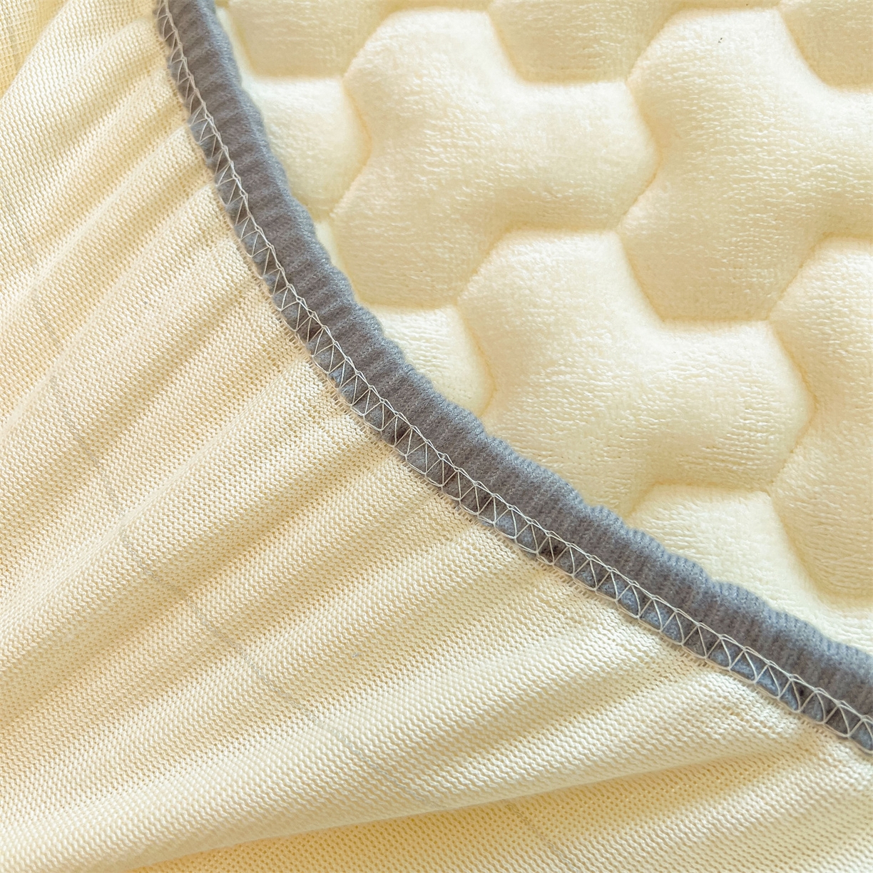 91家纺网 家纺一手货源 找家纺 雯豆 2025冬季新品牛奶绒夹棉床笠大学生床垫保护套纯色素色床罩牛奶绒夹棉床笠-点黄