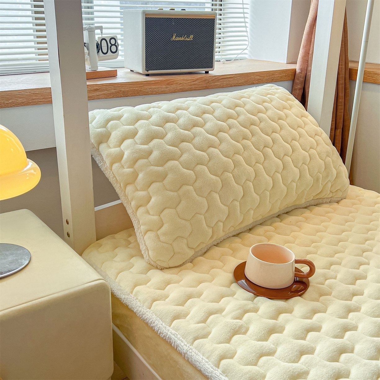 91家纺网 家纺一手货源 找家纺 雯豆 2025冬季新品牛奶绒夹棉床笠大学生床垫保护套纯色素色床罩牛奶绒夹棉床笠-点黄