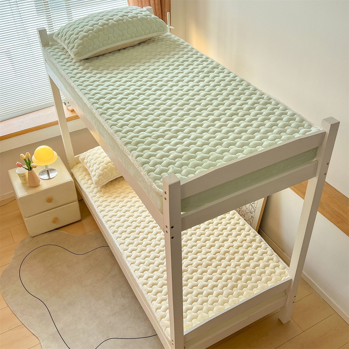 91家纺网 家纺一手货源 找家纺 雯豆 2025冬季新品牛奶绒夹棉床笠大学生床垫保护套纯色素色床罩牛奶绒夹棉床笠-点黄