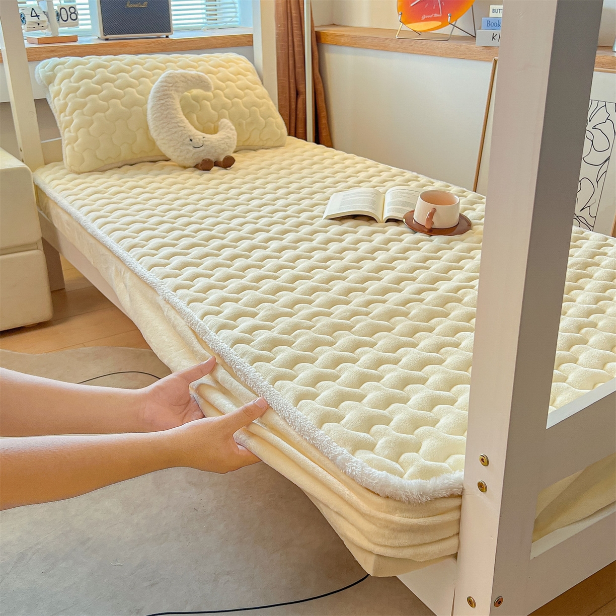 91家纺网 家纺一手货源 找家纺 雯豆 2025冬季新品牛奶绒夹棉床笠大学生床垫保护套纯色素色床罩牛奶绒夹棉床笠-点黄