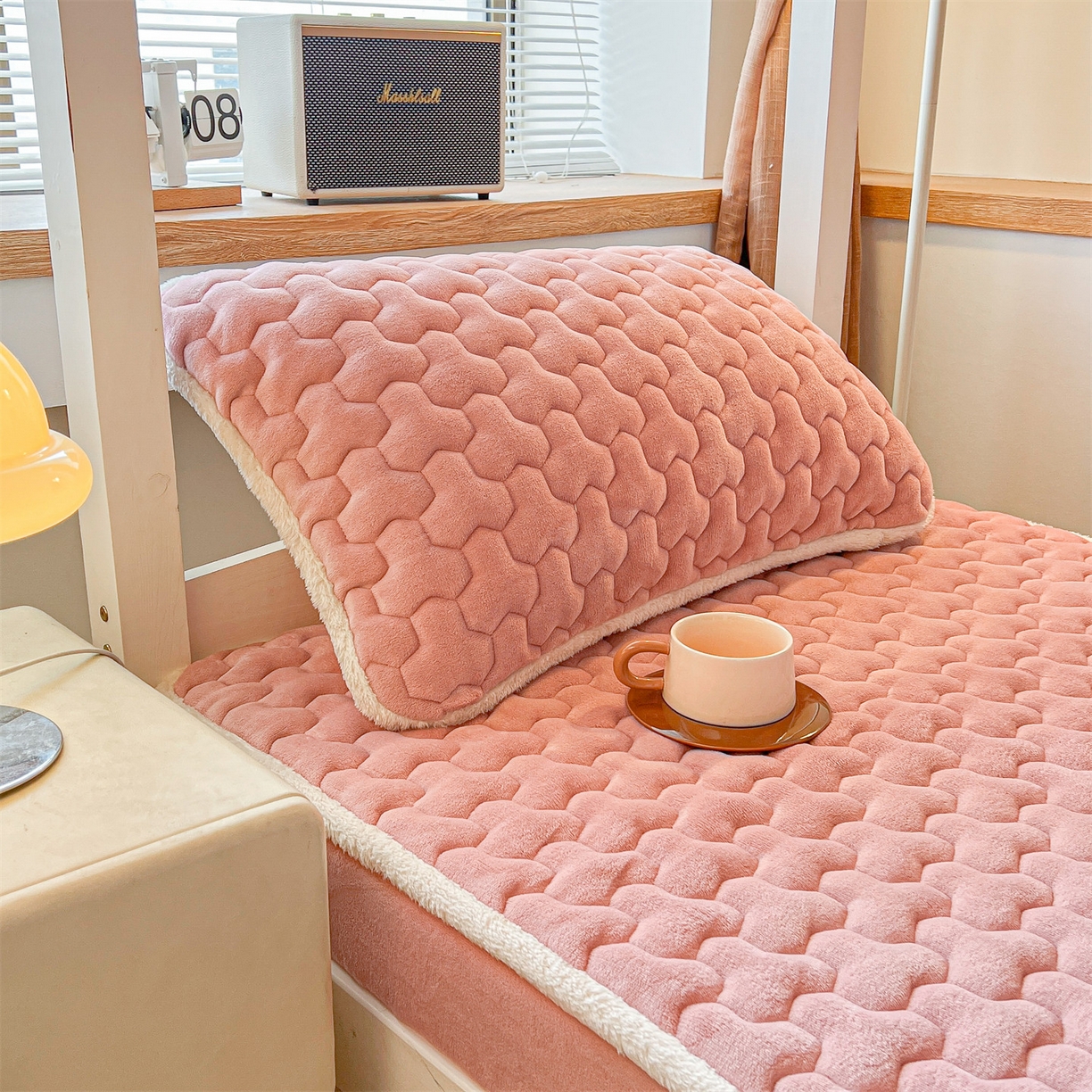 91家纺网 家纺一手货源 找家纺 雯豆 2025冬季新品牛奶绒夹棉床笠大学生床垫保护套纯色素色床罩牛奶绒夹棉床笠-格调粉