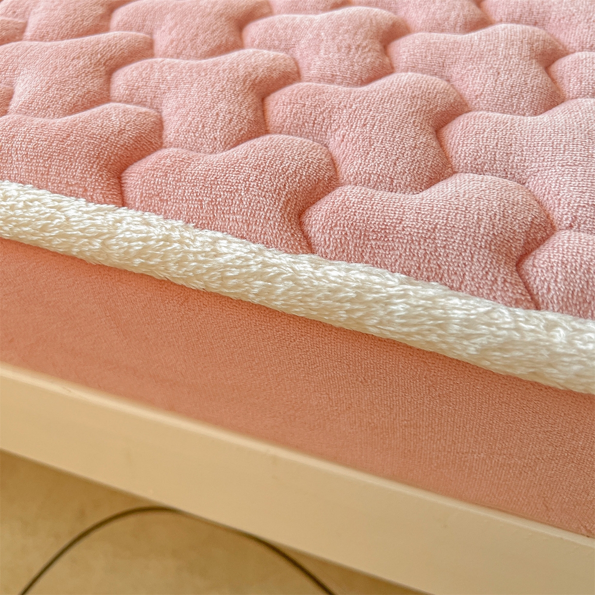 91家纺网 家纺一手货源 找家纺 雯豆 2025冬季新品牛奶绒夹棉床笠大学生床垫保护套纯色素色床罩牛奶绒夹棉床笠-格调粉