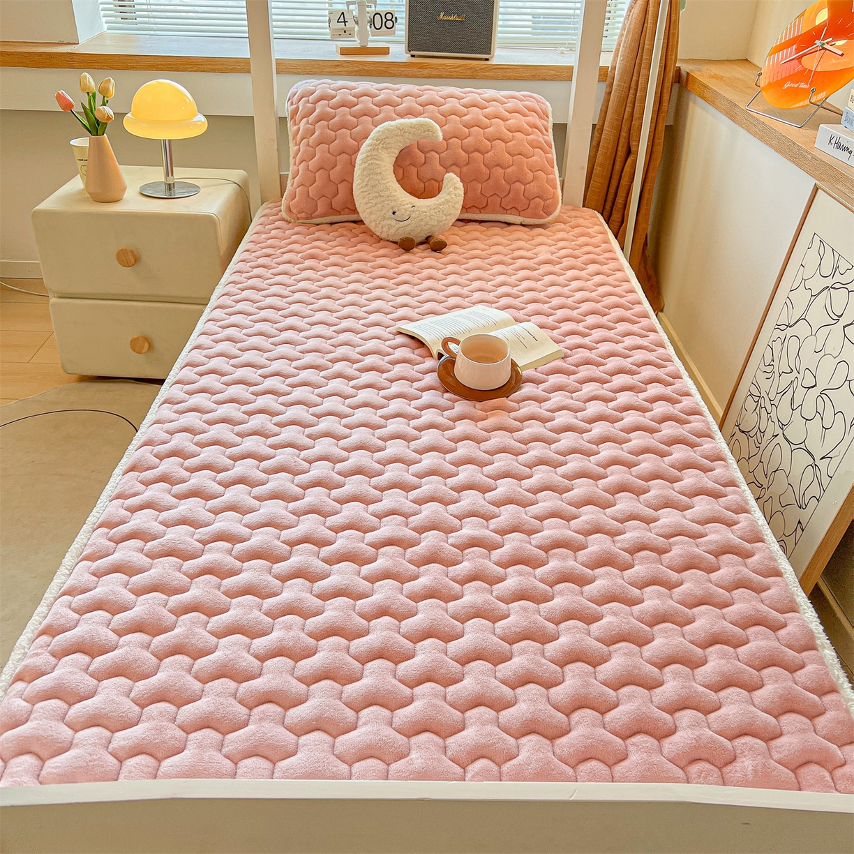 91家纺网 家纺一手货源 找家纺 雯豆 2025冬季新品牛奶绒夹棉床笠大学生床垫保护套纯色素色床罩牛奶绒夹棉床笠-格调粉