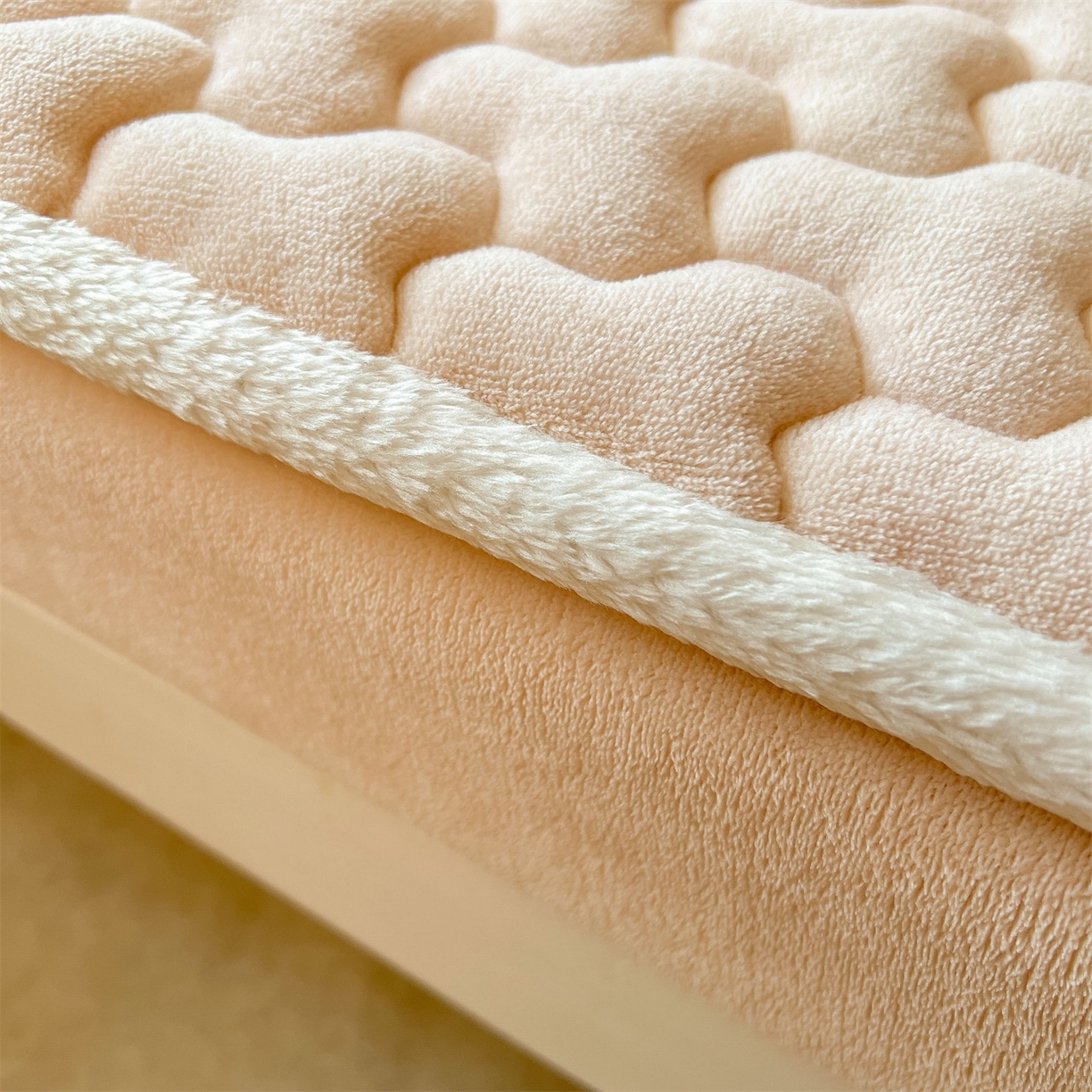 91家纺网 家纺一手货源 找家纺 雯豆 2025冬季新品牛奶绒夹棉床笠大学生床垫保护套纯色素色床罩牛奶绒夹棉床笠-山茶杏