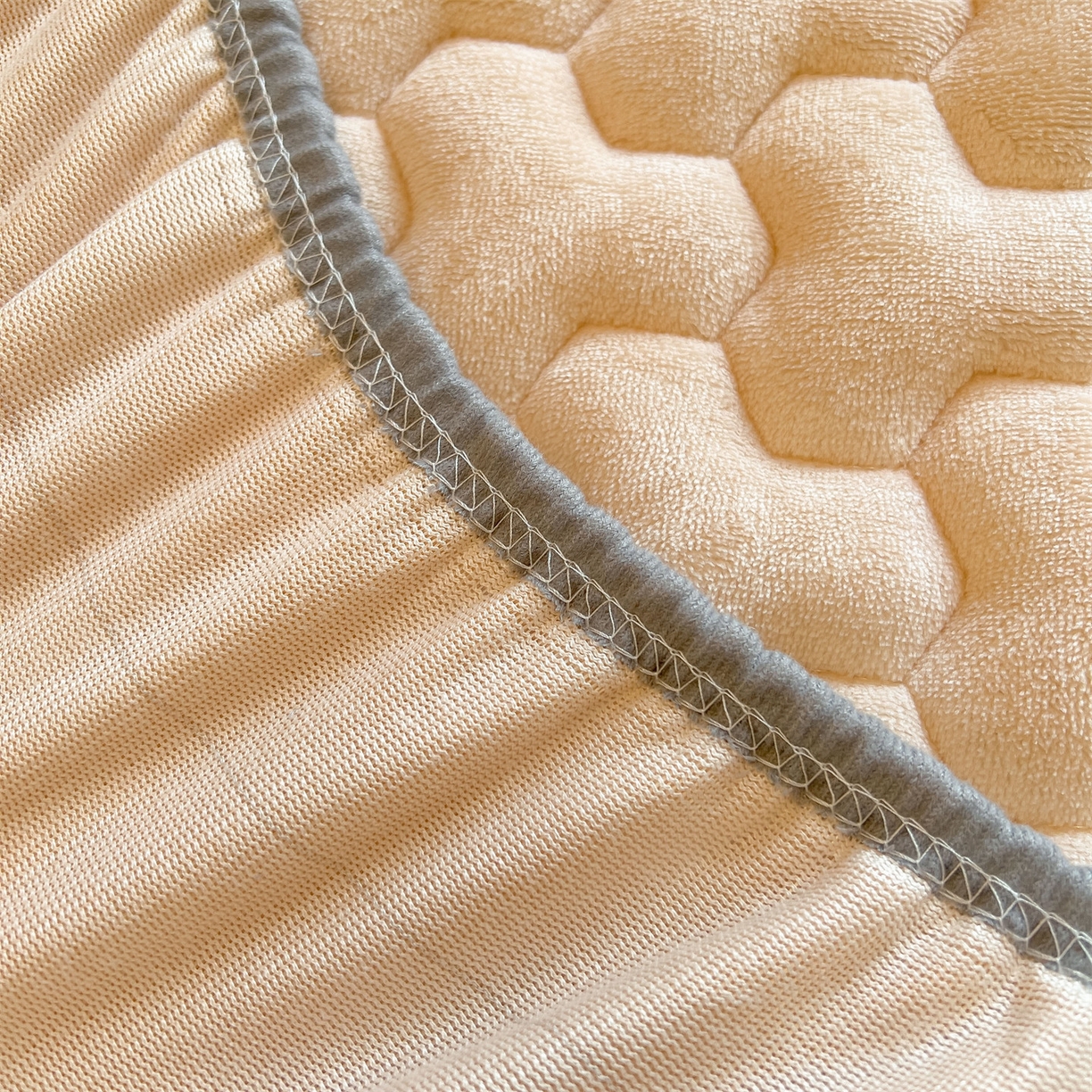 91家纺网 家纺一手货源 找家纺 雯豆 2025冬季新品牛奶绒夹棉床笠大学生床垫保护套纯色素色床罩牛奶绒夹棉床笠-山茶杏