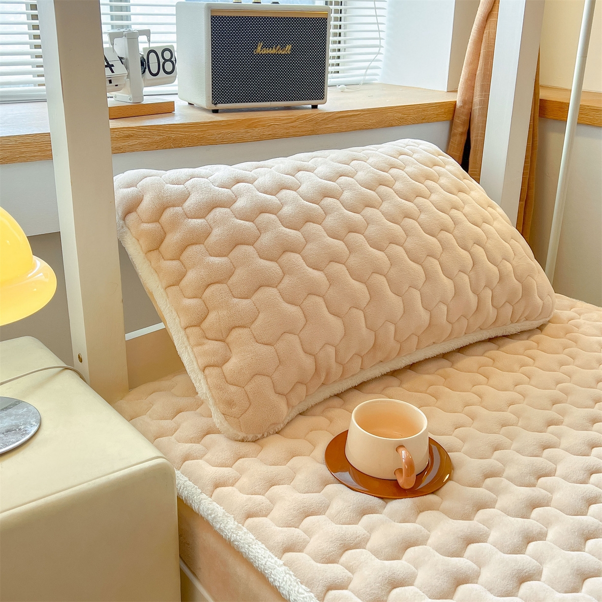 91家纺网 家纺一手货源 找家纺 雯豆 2025冬季新品牛奶绒夹棉床笠大学生床垫保护套纯色素色床罩牛奶绒夹棉床笠-山茶杏