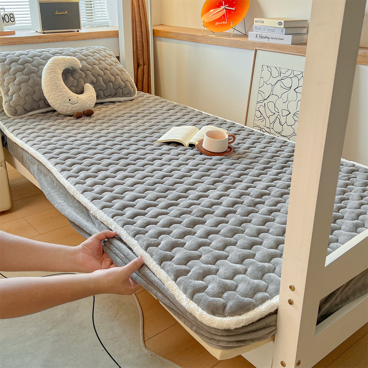 91家纺网 家纺一手货源 找家纺 雯豆 2025冬季新品牛奶绒夹棉床笠大学生床垫保护套纯色素色床罩牛奶绒夹棉床笠-深空灰