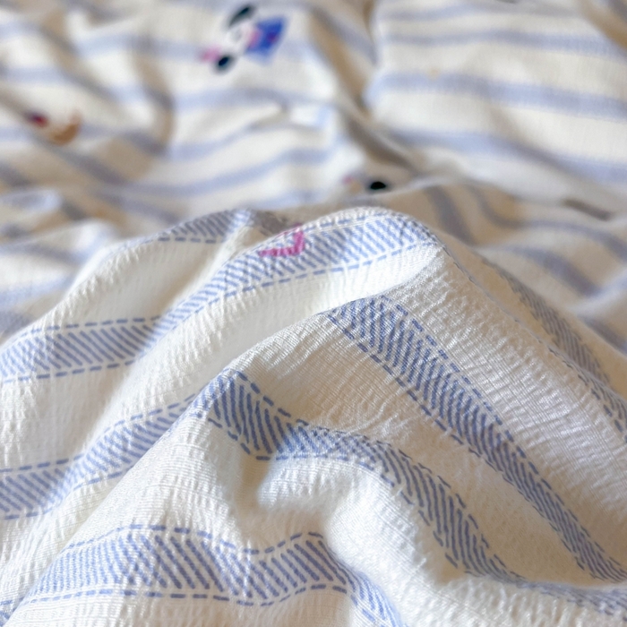 91家纺网 家纺一手货源 找家纺 玉海棠家纺 2025新款云感双层纱提花学生宿舍三件套上下铺三件套 竖条小狗