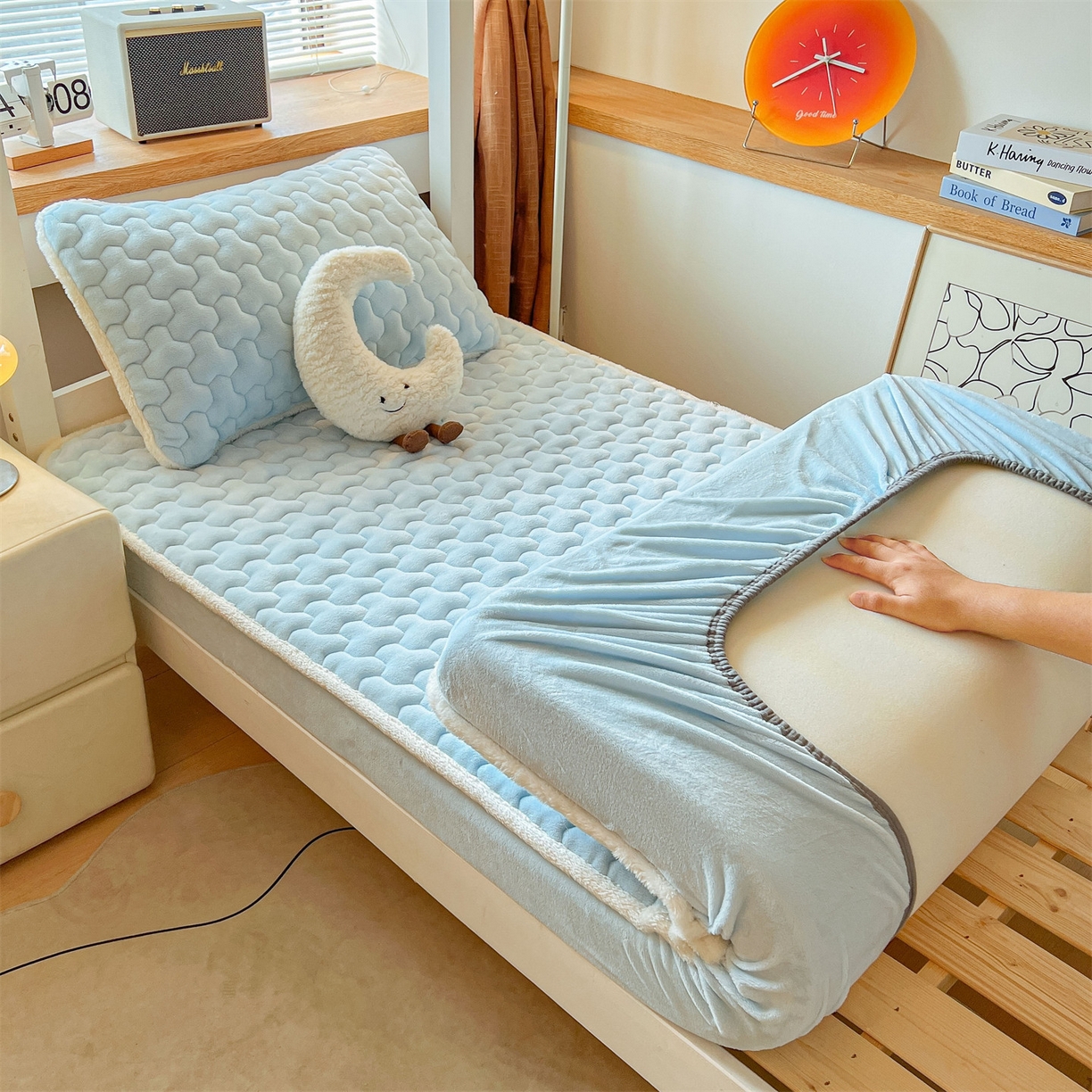 91家纺网 家纺一手货源 找家纺 雯豆 2025冬季新品牛奶绒夹棉床笠大学生床垫保护套纯色素色床罩牛奶绒夹棉床笠-天蓝