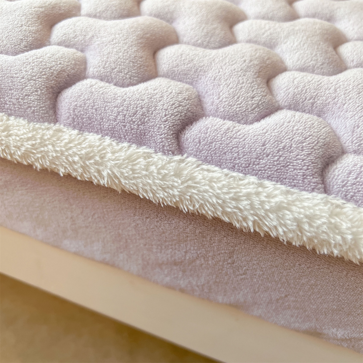 91家纺网 家纺一手货源 找家纺 雯豆 2025冬季新品牛奶绒夹棉床笠大学生床垫保护套纯色素色床罩牛奶绒夹棉床笠-雪青