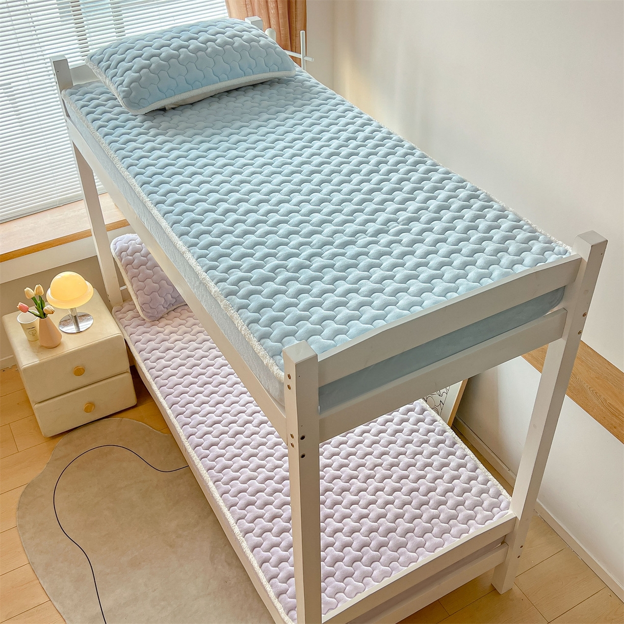 91家纺网 家纺一手货源 找家纺 雯豆 2025冬季新品牛奶绒夹棉床笠大学生床垫保护套纯色素色床罩牛奶绒夹棉床笠-雪青