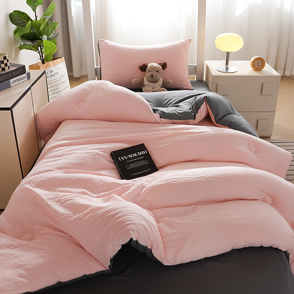 91家纺网 家纺一手货源 找家纺 益多眠 2026新款双拼云朵被被子被芯 双拼系列-粉色+深灰