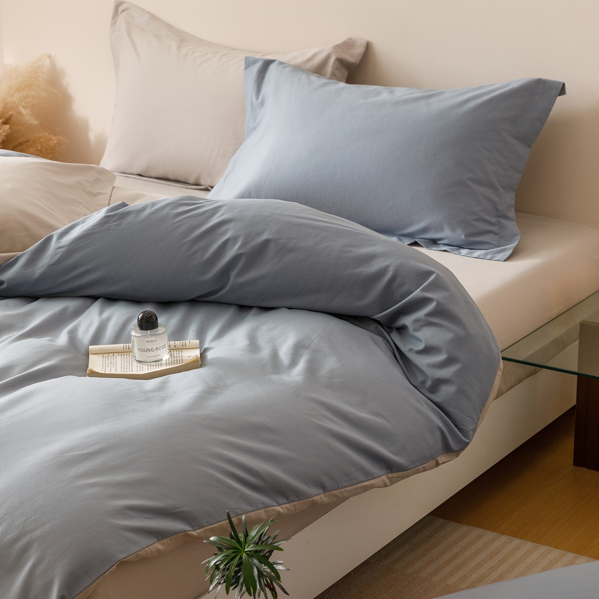 91家纺网 家纺一手货源 找家纺 爱思佳 2025新款A类全棉60s长绒棉纯棉磨毛纯色拼色系列四件套 海蓝灰