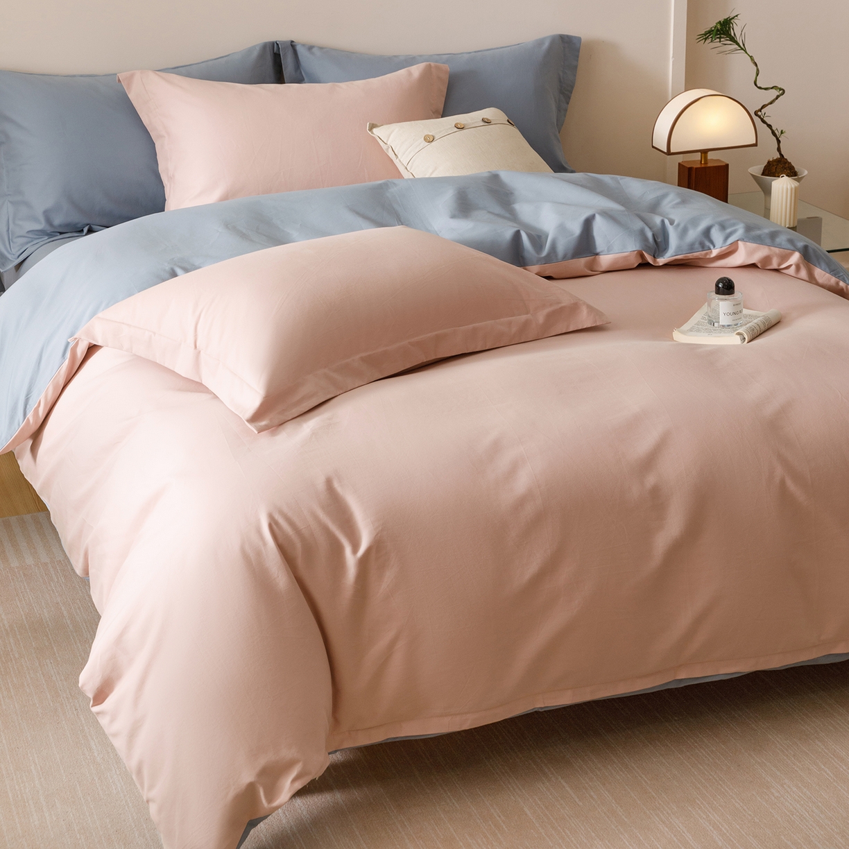 91家纺网 家纺一手货源 找家纺 爱思佳 2025新款A类全棉60s长绒棉纯棉磨毛纯色拼色系列四件套 蓝灰粉