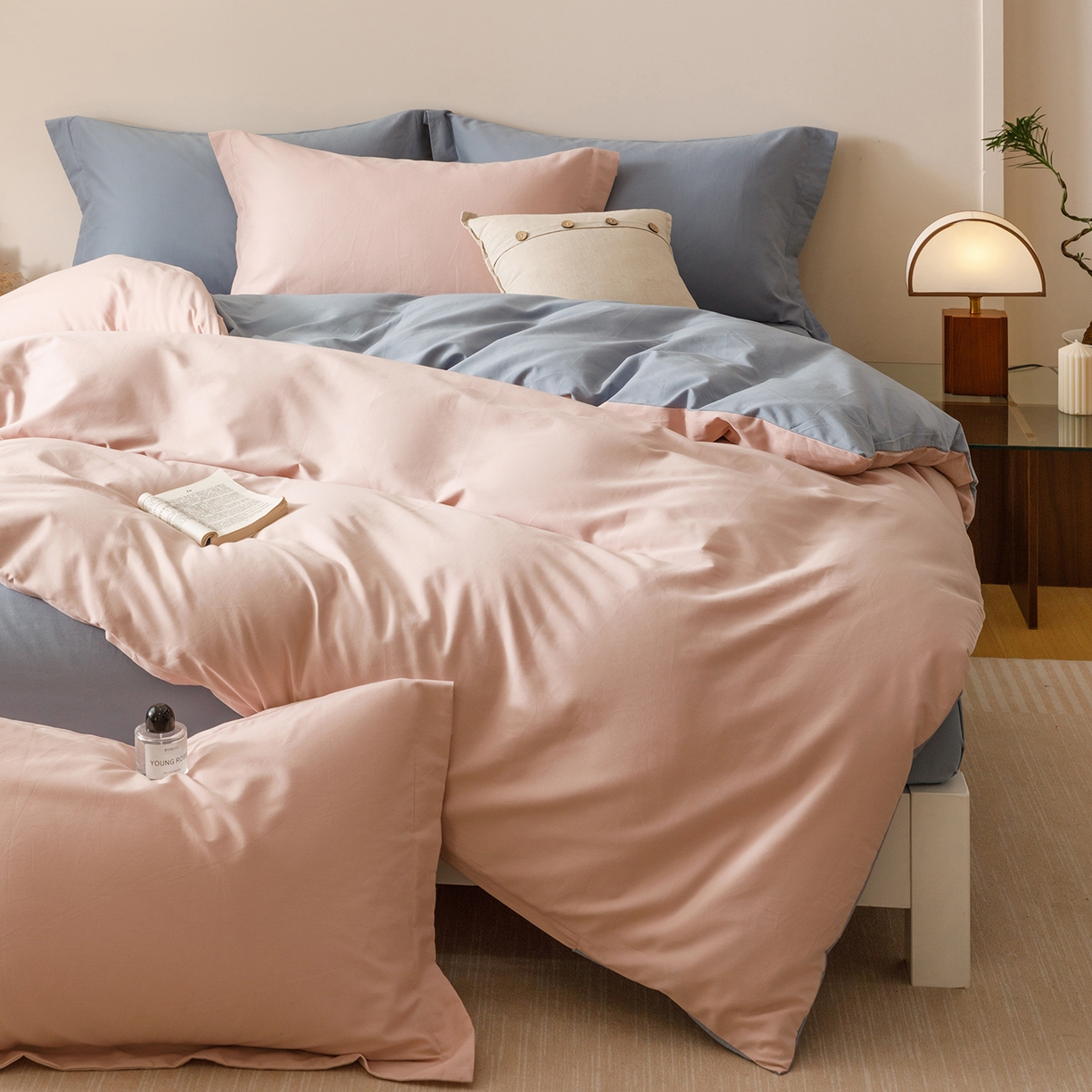 91家纺网 家纺一手货源 找家纺 爱思佳 2025新款A类全棉60s长绒棉纯棉磨毛纯色拼色系列四件套 蓝灰粉