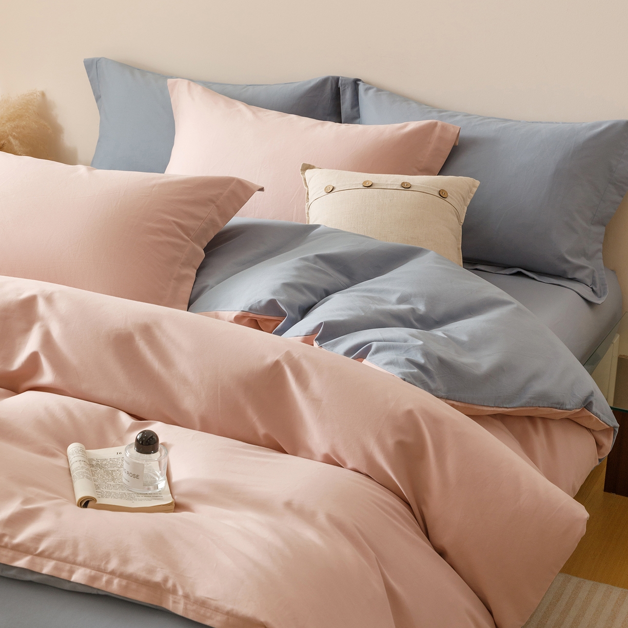 91家纺网 家纺一手货源 找家纺 爱思佳 2025新款A类全棉60s长绒棉纯棉磨毛纯色拼色系列四件套 蓝灰粉