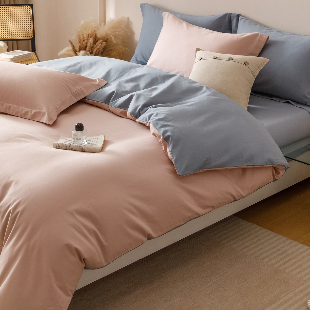 91家纺网 家纺一手货源 找家纺 爱思佳 2025新款A类全棉60s长绒棉纯棉磨毛纯色拼色系列四件套 蓝灰粉