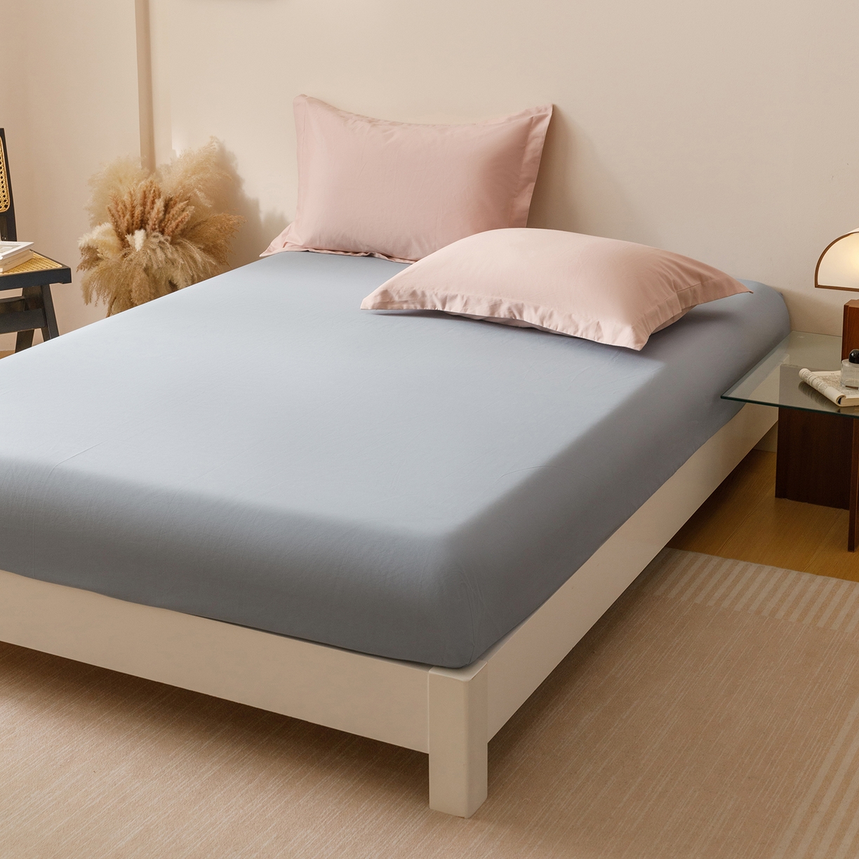 91家纺网 家纺一手货源 找家纺 爱思佳 2025新款A类全棉60s长绒棉纯棉磨毛纯色拼色系列四件套 蓝灰粉