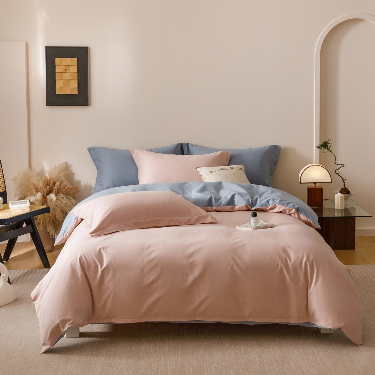 91家纺网 家纺一手货源 找家纺 爱思佳 2025新款A类全棉60s长绒棉纯棉磨毛纯色拼色系列四件套 蓝灰粉