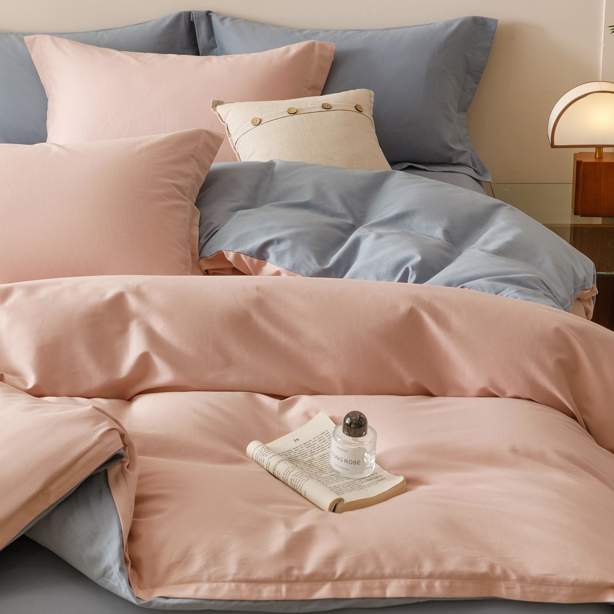 91家纺网 家纺一手货源 找家纺 爱思佳 2025新款A类全棉60s长绒棉纯棉磨毛纯色拼色系列四件套 蓝灰粉