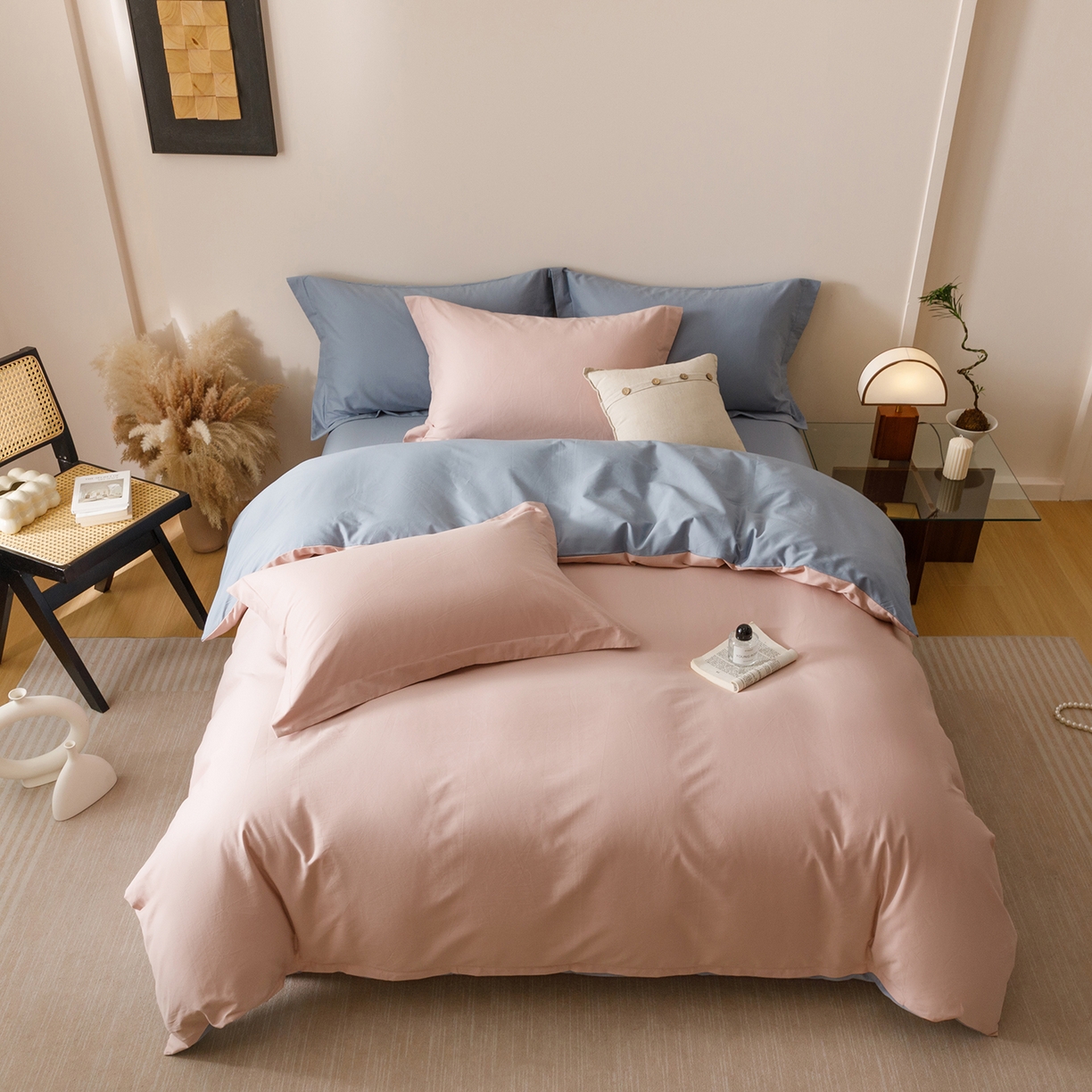 91家纺网 家纺一手货源 找家纺 爱思佳 2025新款A类全棉60s长绒棉纯棉磨毛纯色拼色系列四件套 蓝灰粉