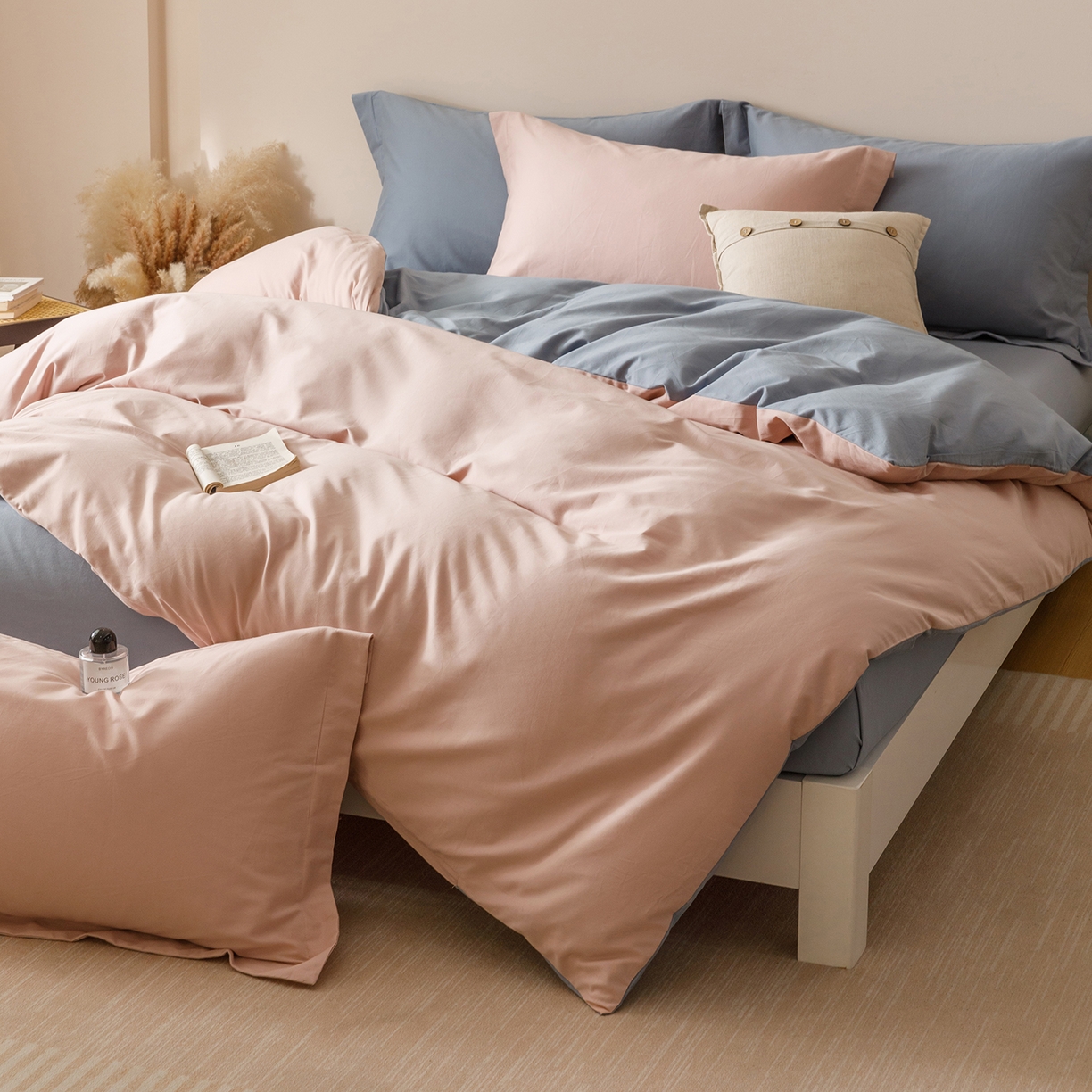 91家纺网 家纺一手货源 找家纺 爱思佳 2025新款A类全棉60s长绒棉纯棉磨毛纯色拼色系列四件套 蓝灰粉