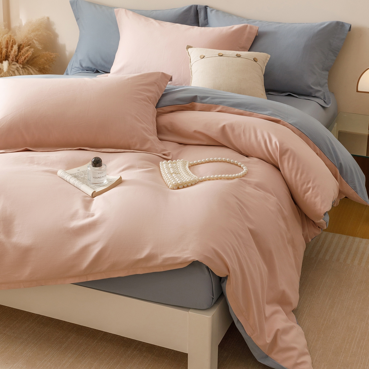 91家纺网 家纺一手货源 找家纺 爱思佳 2025新款A类全棉60s长绒棉纯棉磨毛纯色拼色系列四件套 蓝灰粉