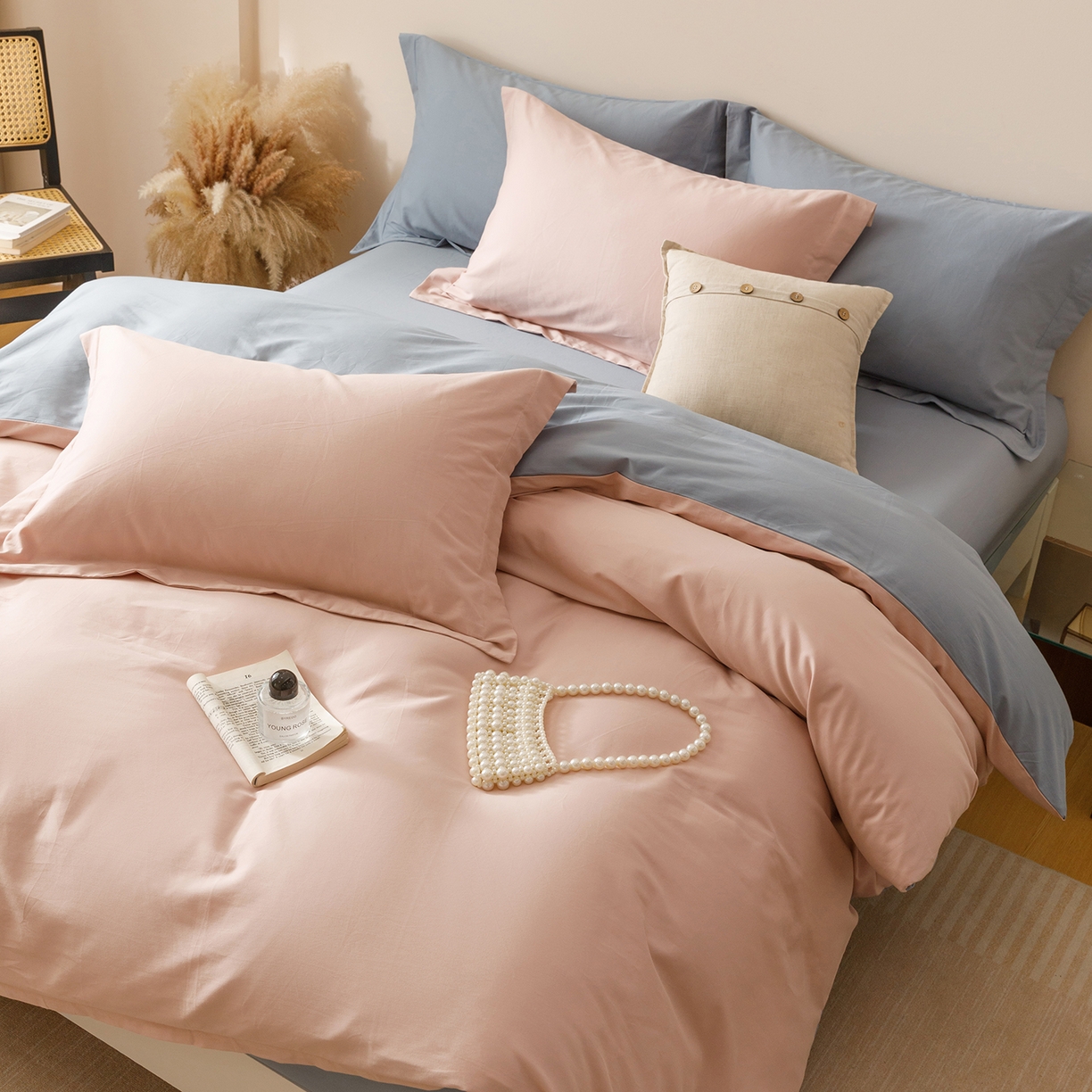 91家纺网 家纺一手货源 找家纺 爱思佳 2025新款A类全棉60s长绒棉纯棉磨毛纯色拼色系列四件套 蓝灰粉