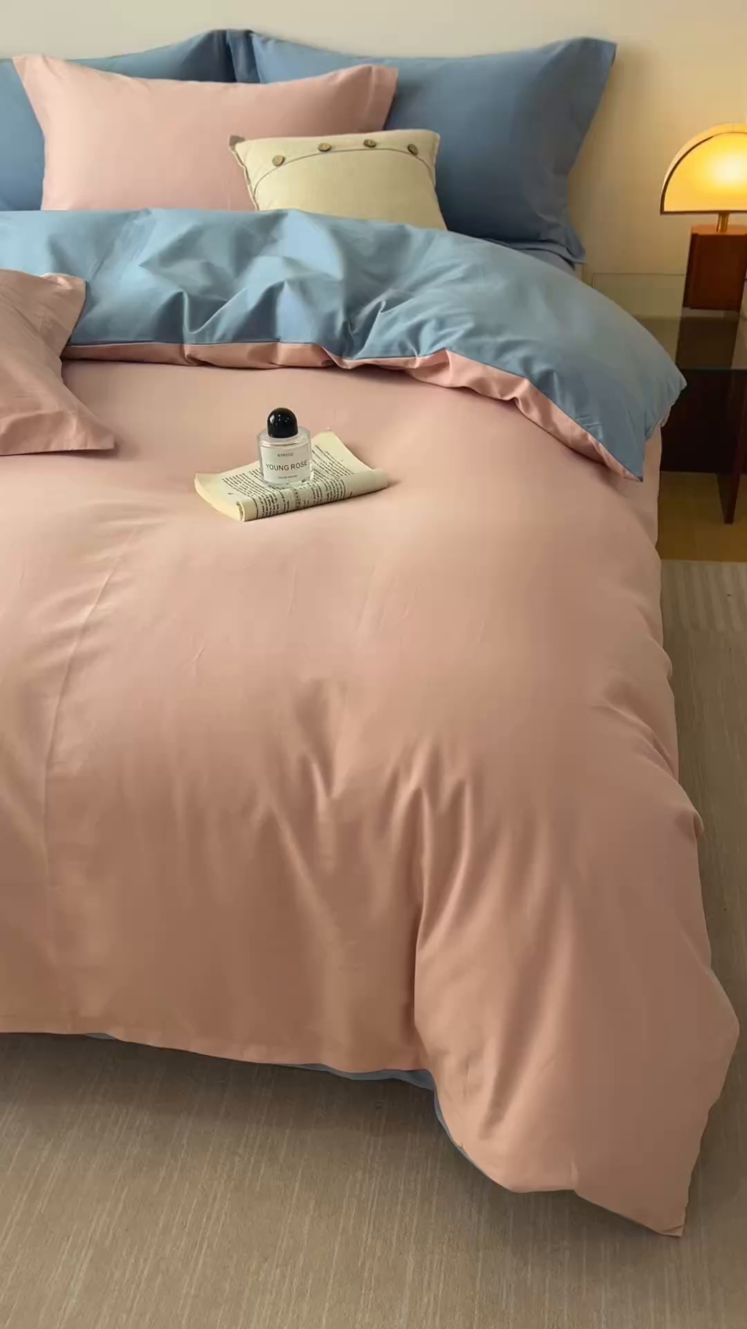 91家纺网 家纺一手货源 找家纺 爱思佳 2025新款A类全棉60s长绒棉纯棉磨毛纯色拼色系列四件套 蓝灰粉