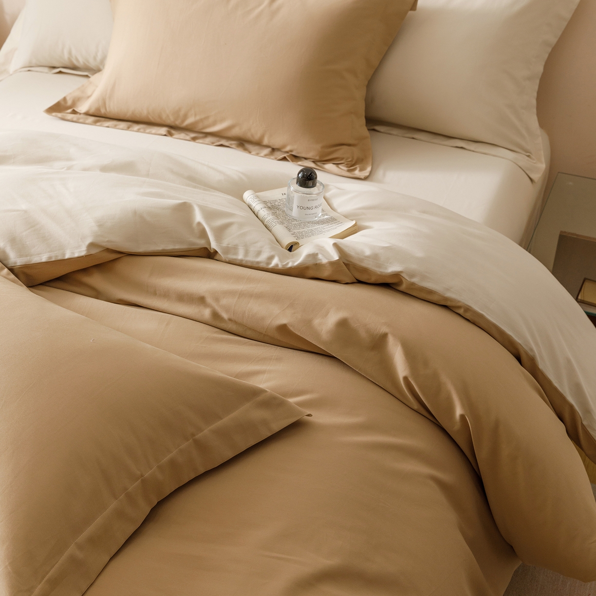 91家纺网 家纺一手货源 找家纺 爱思佳 2025新款A类全棉60s长绒棉纯棉磨毛纯色拼色系列四件套 肉桂拿铁