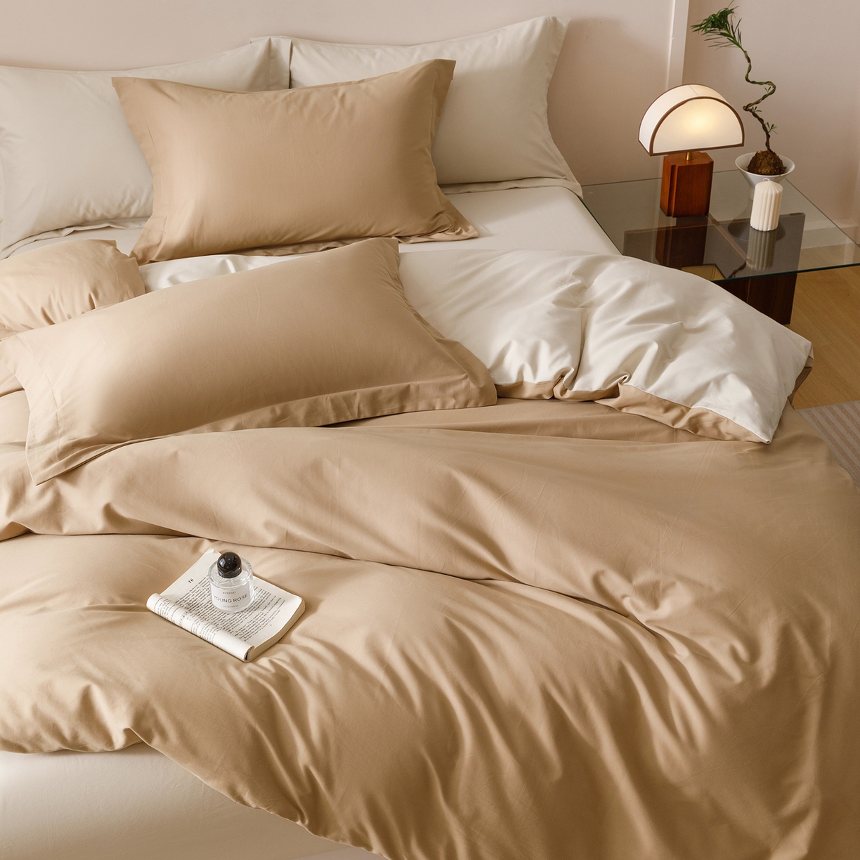 91家纺网 家纺一手货源 找家纺 爱思佳 2025新款A类全棉60s长绒棉纯棉磨毛纯色拼色系列四件套 肉桂拿铁