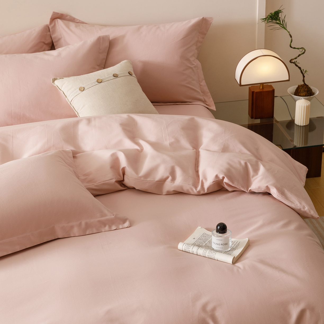 91家纺网 家纺一手货源 找家纺 爱思佳 2025新款A类全棉60s长绒棉纯棉磨毛纯色拼色系列四件套 杏花粉