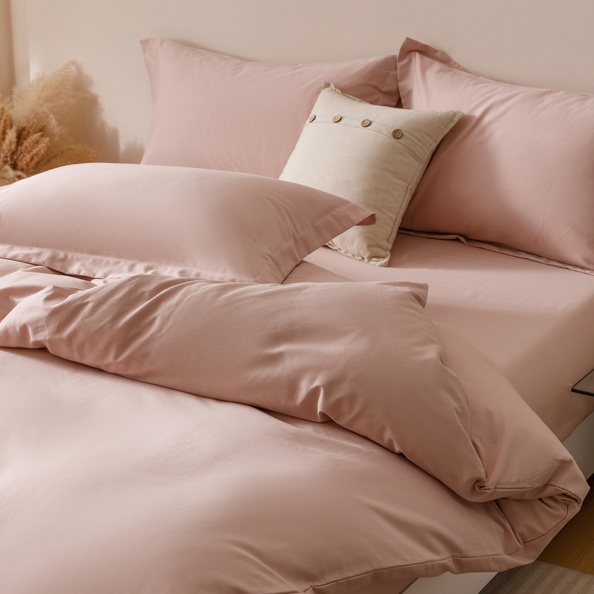 91家纺网 家纺一手货源 找家纺 爱思佳 2025新款A类全棉60s长绒棉纯棉磨毛纯色拼色系列四件套 杏花粉