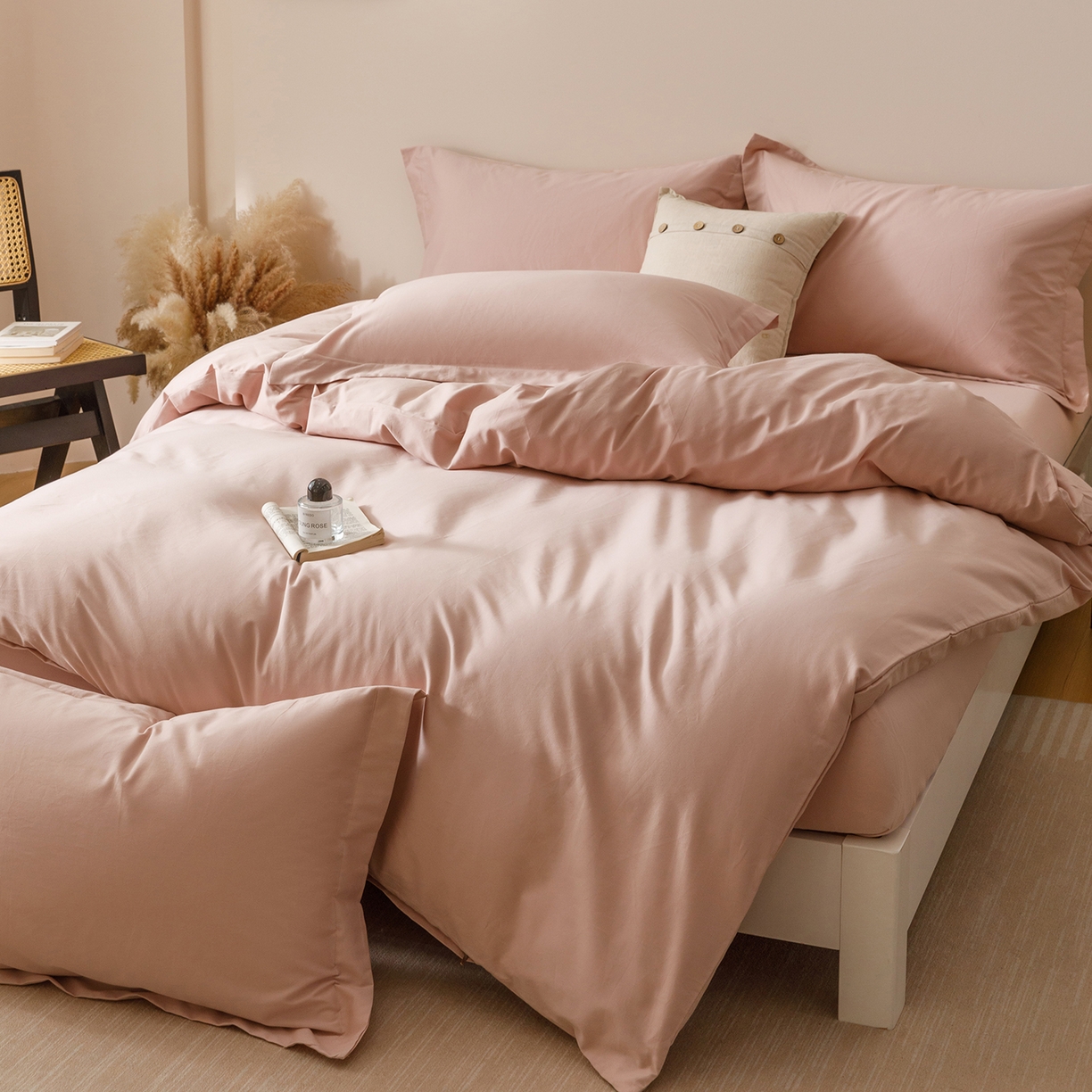 91家纺网 家纺一手货源 找家纺 爱思佳 2025新款A类全棉60s长绒棉纯棉磨毛纯色拼色系列四件套 杏花粉