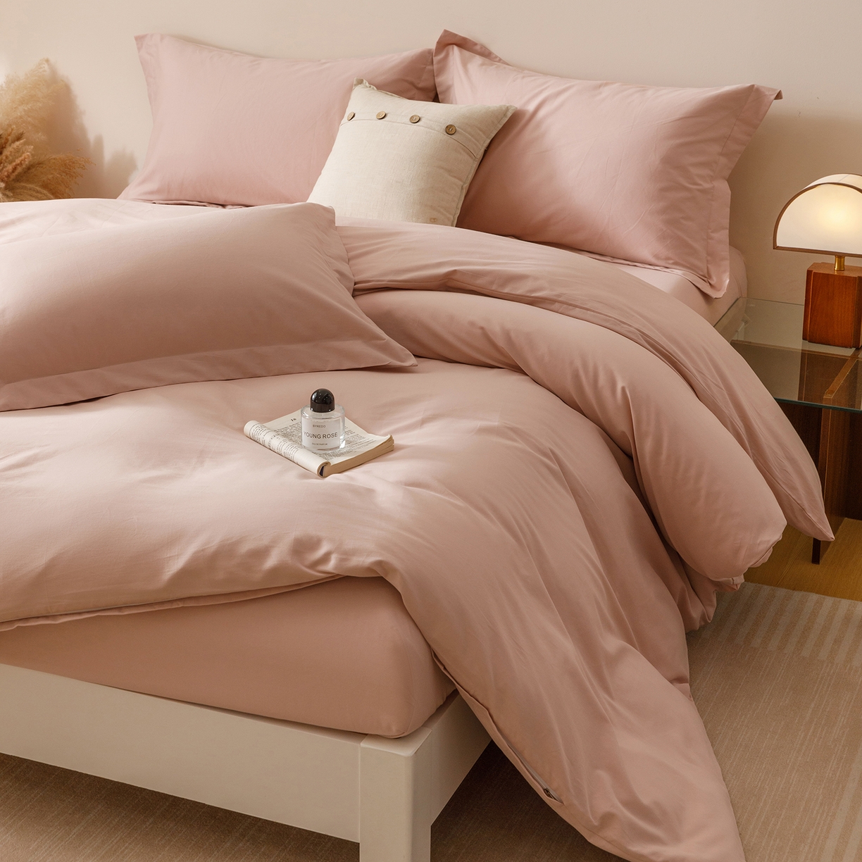 91家纺网 家纺一手货源 找家纺 爱思佳 2025新款A类全棉60s长绒棉纯棉磨毛纯色拼色系列四件套 杏花粉