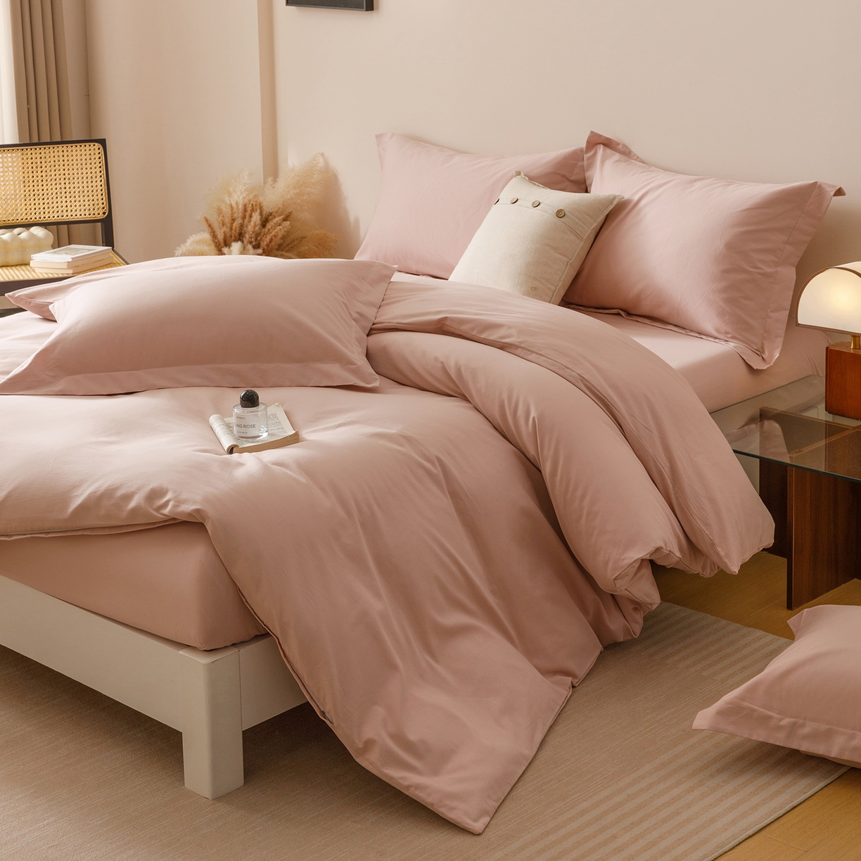 91家纺网 家纺一手货源 找家纺 爱思佳 2025新款A类全棉60s长绒棉纯棉磨毛纯色拼色系列四件套 杏花粉