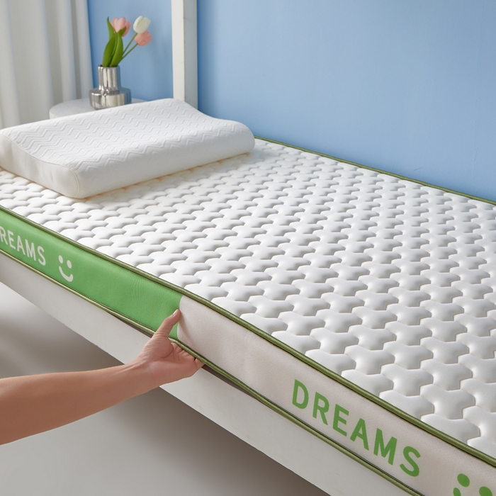 91家纺网 家纺一手货源 找家纺 暖季家纺 2025新款双拼色牛奶丝针织棉立体海绵三菱格学生床垫 立体绿白三菱格