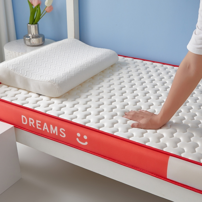 91家纺网 家纺一手货源 找家纺 暖季家纺 2025新款双拼色牛奶丝针织棉立体海绵三菱格学生床垫 立体红白三菱格