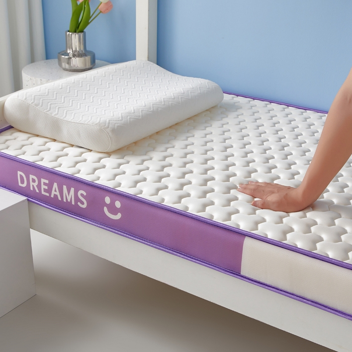 91家纺网 家纺一手货源 找家纺 暖季家纺 2025新款双拼色牛奶丝针织棉立体海绵三菱格学生床垫 立体紫白三菱格