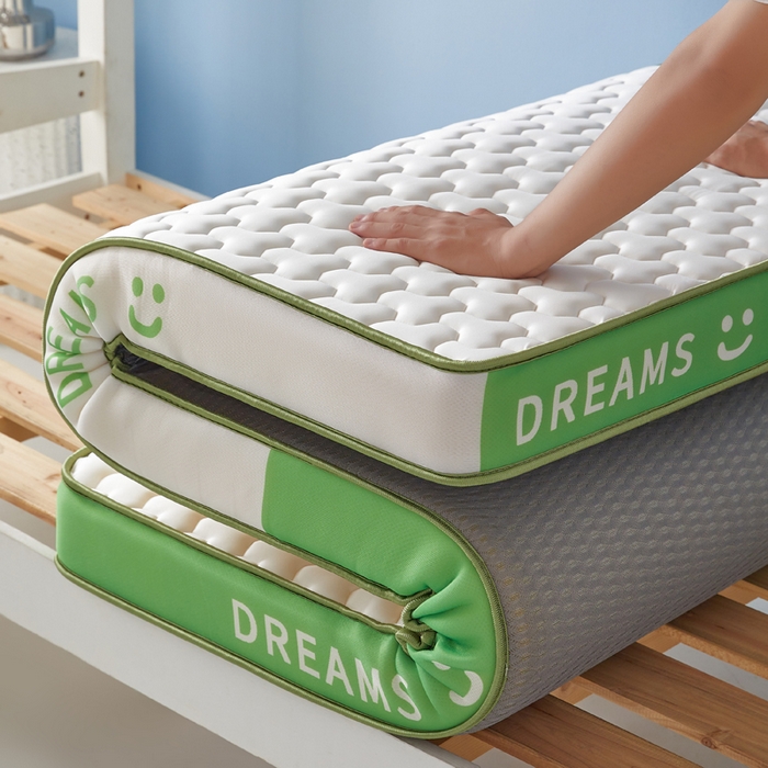 91家纺网 家纺一手货源 找家纺 暖季家纺 2025新款双拼色牛奶丝针织棉立体海绵三菱格学生床垫 立体绿白三菱格