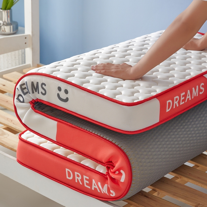 91家纺网 家纺一手货源 找家纺 暖季家纺 2025新款双拼色牛奶丝针织棉立体海绵三菱格学生床垫 立体红白三菱格