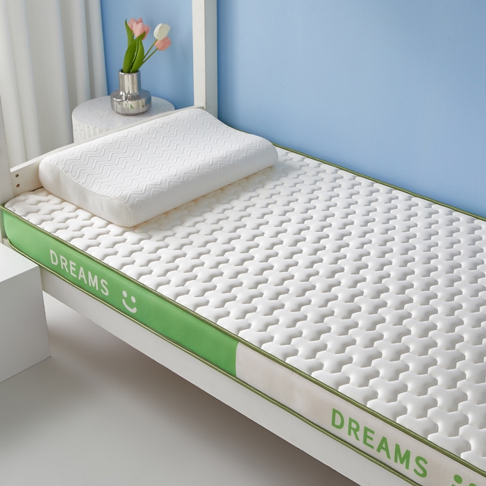 91家纺网 家纺一手货源 找家纺 暖季家纺 2025新款双拼色牛奶丝针织棉立体海绵三菱格学生床垫 立体绿白三菱格