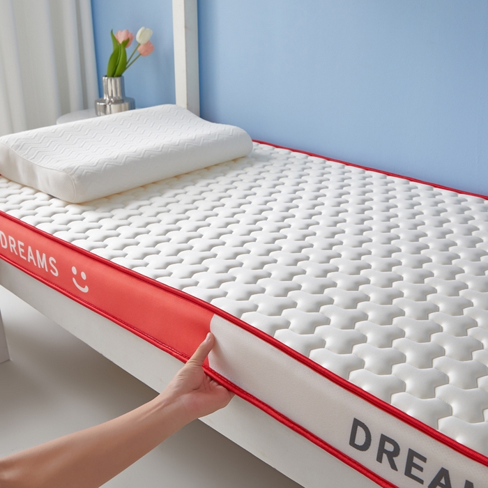 91家纺网 家纺一手货源 找家纺 暖季家纺 2025新款双拼色牛奶丝针织棉立体海绵三菱格学生床垫 立体红白三菱格