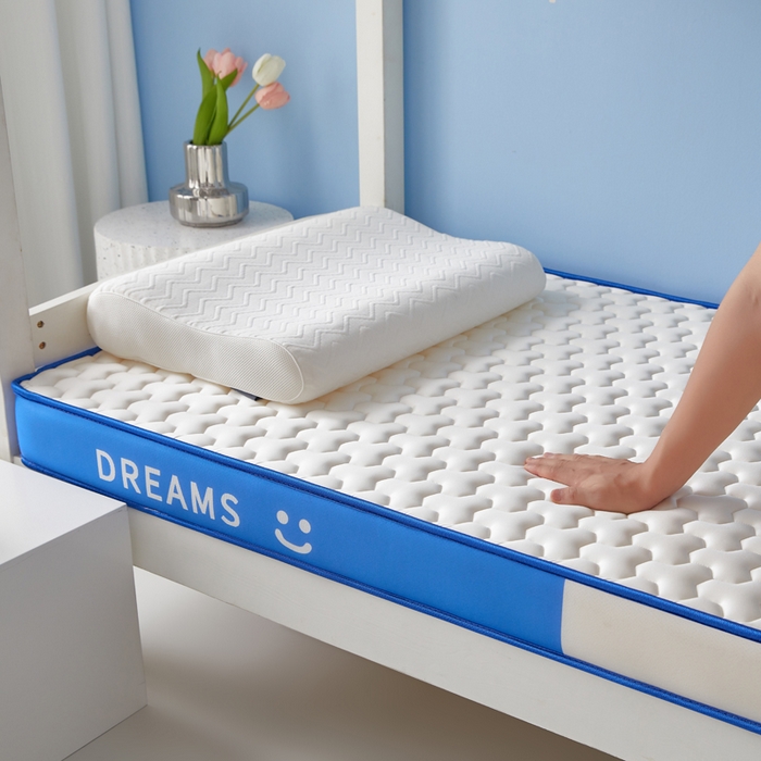 91家纺网 家纺一手货源 找家纺 暖季家纺 2025新款双拼色牛奶丝针织棉立体海绵三菱格学生床垫 立体蓝白三菱格