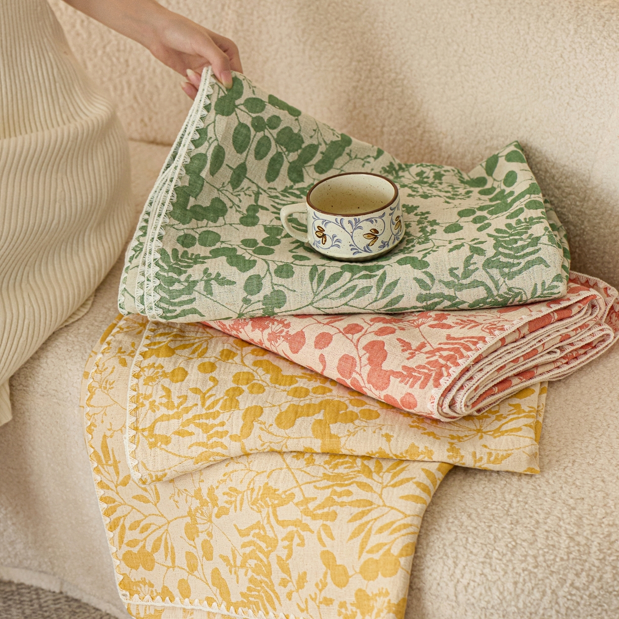 91家纺网 家纺一手货源 找家纺 安莱生活2025新款双层纱多功能盖毯床盖三件套 组合图仅供参考