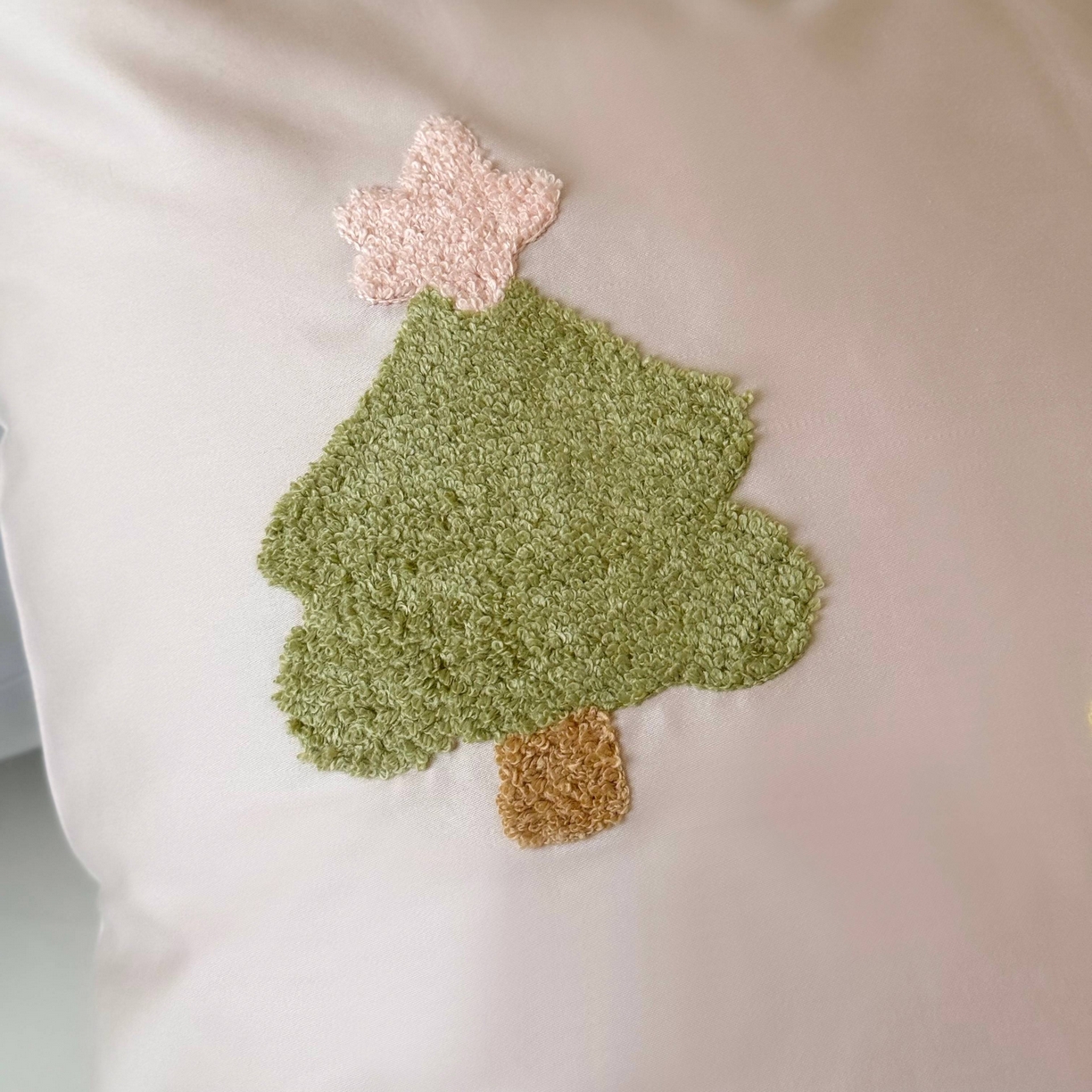 91家纺网 家纺一手货源 找家纺 鹿班家居 2025新款100S长绒棉纯棉毛巾绣单品枕套 枕套单件-彩虹蛋糕&幸运树（标准会员-2元） 幸运树-粉色