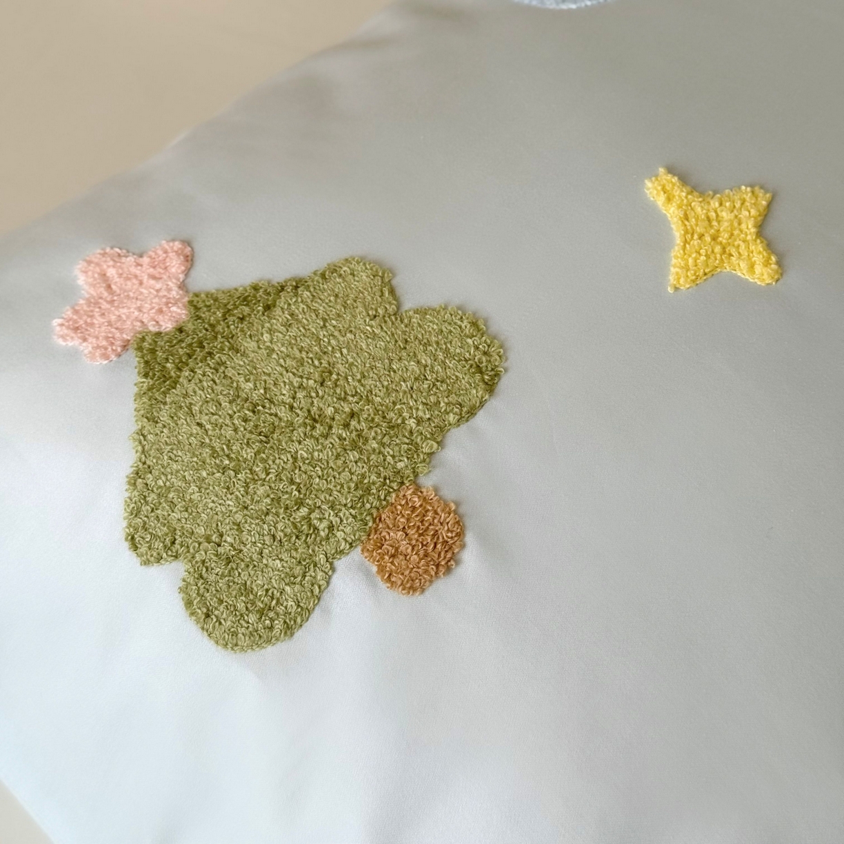 91家纺网 家纺一手货源 找家纺 鹿班家居 2025新款100S长绒棉纯棉毛巾绣单品枕套 枕套单件-彩虹蛋糕&幸运树（标准会员-2元） 幸运树-蓝色